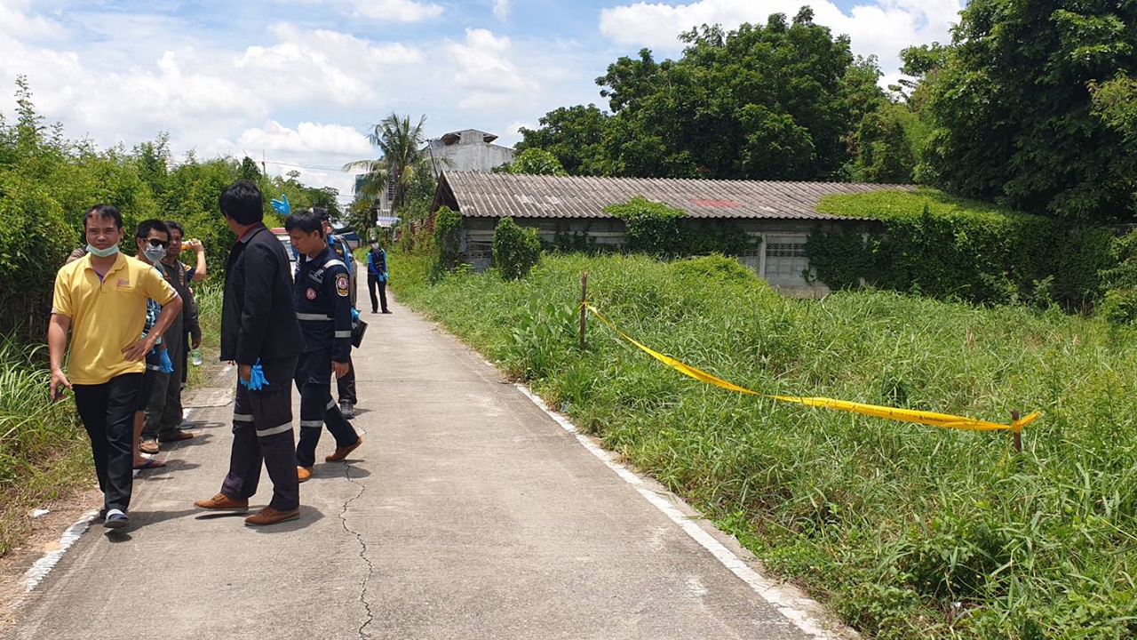 ได้เบาะแส ศพมีรอยสักถูกฆ่าทิ้งพงหญ้า ญาติเชื่อเป็นสาวประจวบฯ วัย 29