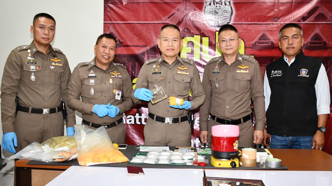 ตร.นนทบุรี รวบนศ.จีนหัวใส ยัดยาเสพติดในกรอบเลี่ยมพระ ส่งกลับปท.