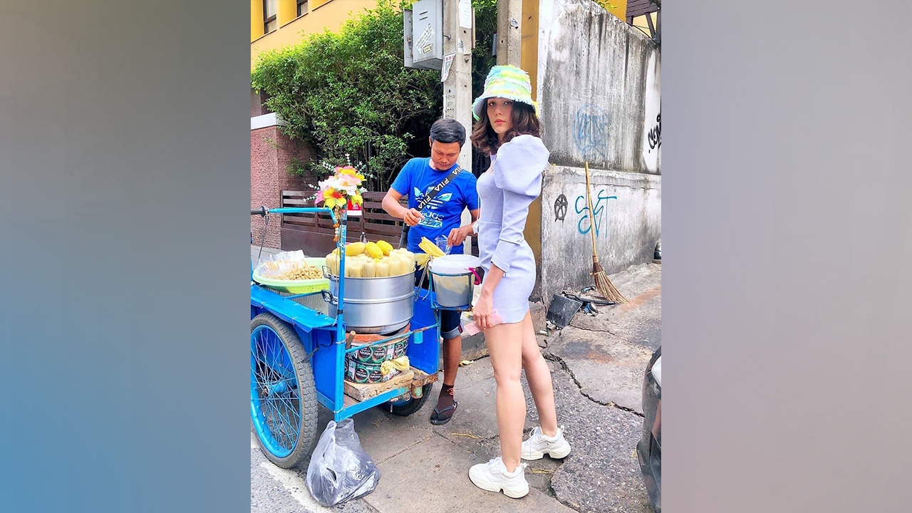มาดูความเป๊ะปัง ชมพู่ อารยา ใส่ชุดเดรสหรู ซื้อข้าวโพดจากรถเข็นข้างทาง