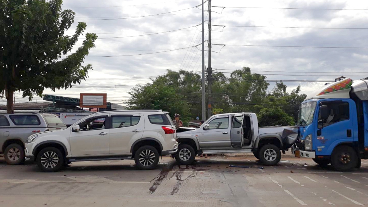 สองแถวเมืองเลยเบรกไม่อยู่ อัดตูดคันหน้าชนติด 4 คันรวดคาไฟแดงเจ็บ 1ราย