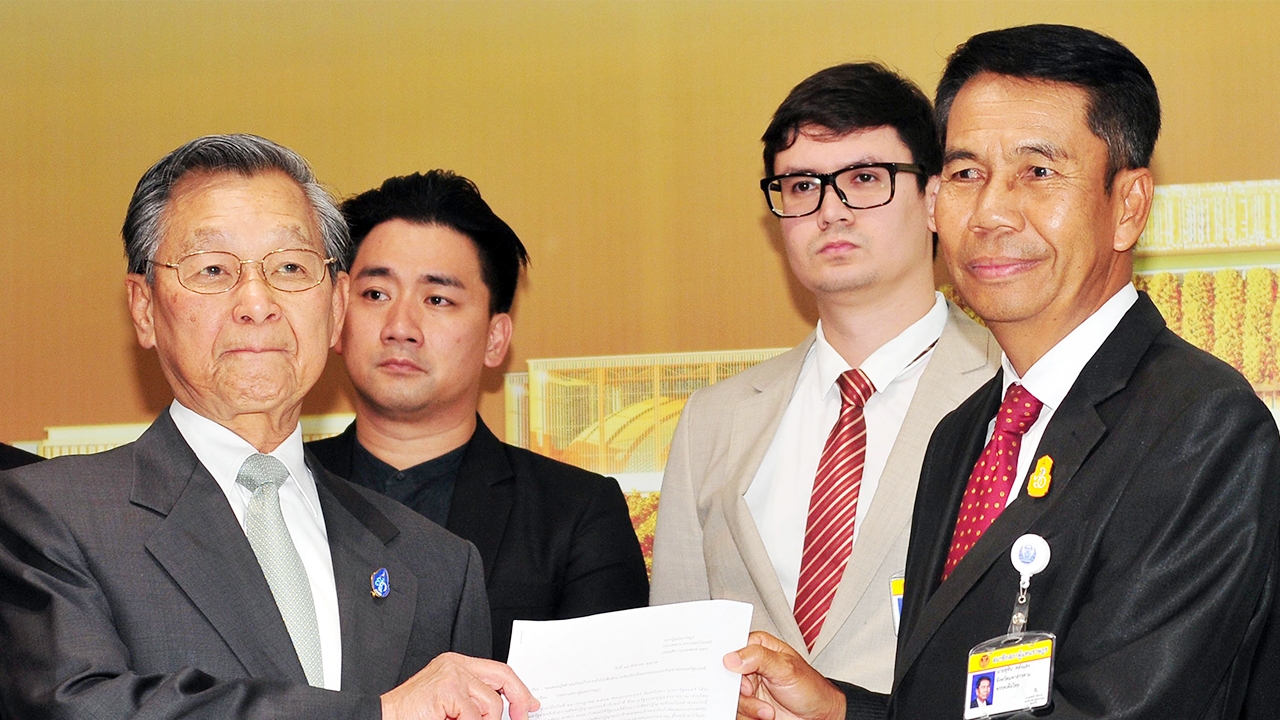 ฝ่ายค้านลงชื่อขอยื่นญัตติขอเปิดอภิปรายทั่วไปนายกฯ “ชวน” มอง ควรมาตอบเอง