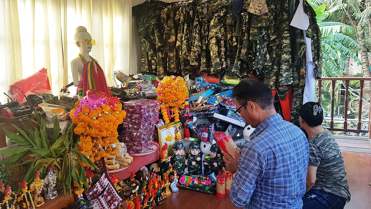 สาวสมุทรสาคร ขอโชค "ไอ้ไข่" วัดสว่างอารมณ์ ได้ "เลขเด็ด" ถูกหวย 15 ใบ