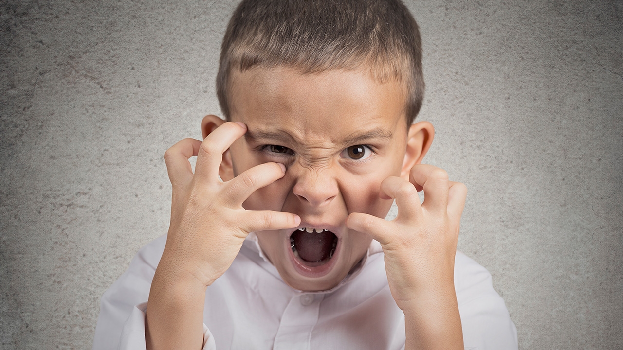 พ่อแม่ต้องหนักแน่น แนะวิธีรับมือ ลูกเอาแต่ใจ อาละวาด นอนดิ้นกับพื้น