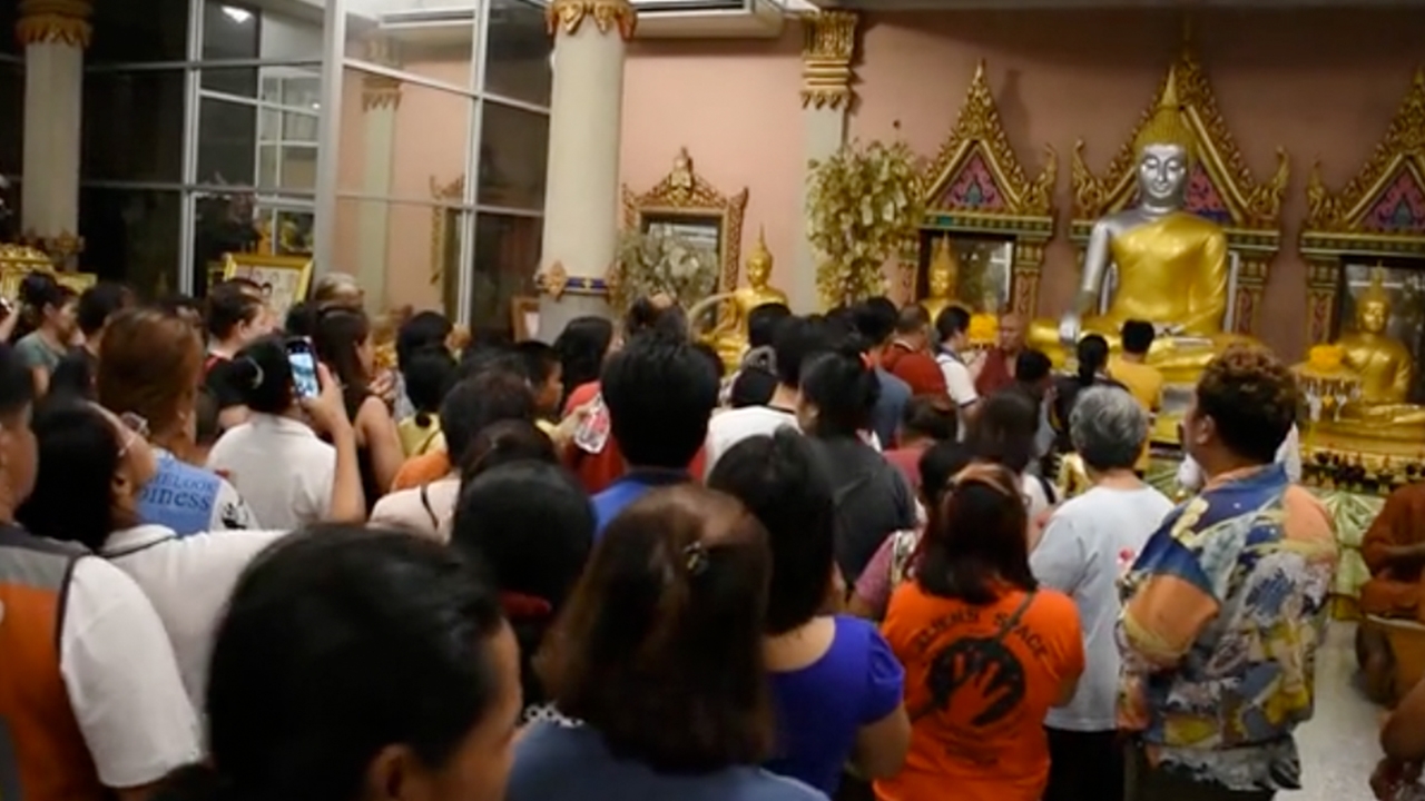 แน่นวัด คอหวยแห่ไหว้ "พระเงินพระทอง" หวังเฮงได้โชค เลขเด็ดเสี่ยงรางวัล