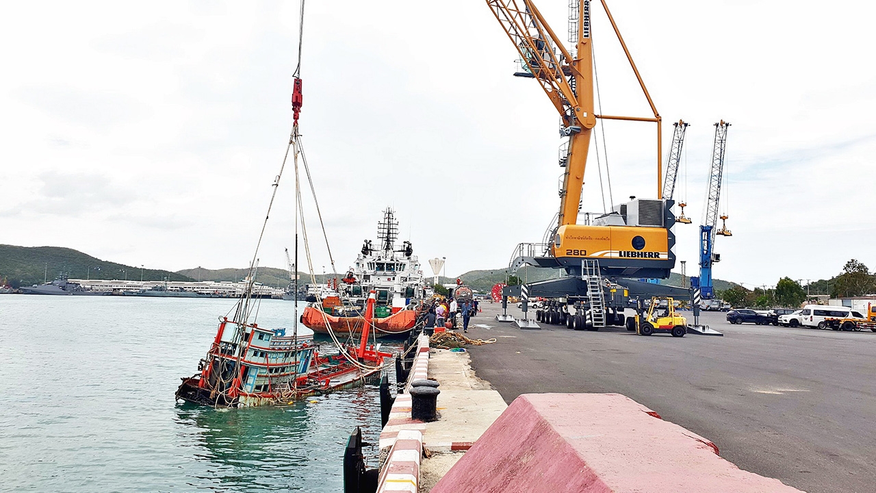 กองทัพเรือ ช่วยกู้เรือประมงจมจากฤทธิ์พายุวิภา ที่สัตหีบสำเร็จ