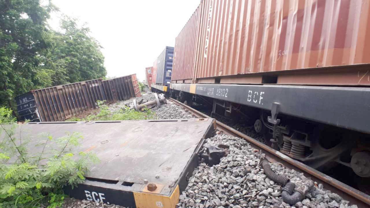 ขบวนรถสินค้า ตกรางที่ลพบุรี 9 ตู้พังยับ รฟท.สั่งปิดทางเร่งซ่อม 