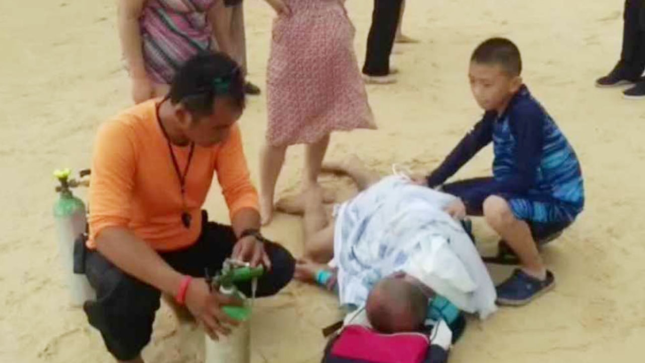 นักท่องเที่ยวจีน ฝ่าธงแดงเล่นน้ำหาดกะรน จมหาย 5 ยังดีไลฟ์การ์ดช่วยทัน 