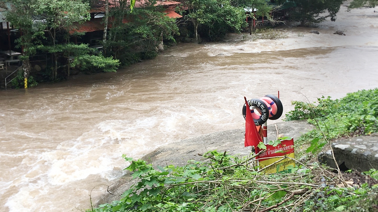 เกิดน้ำป่าไหลหลากที่น้ำตกนางรอง จนท.อุทยานฯ เร่งปักธงแดงห้ามเล่นน้ำ