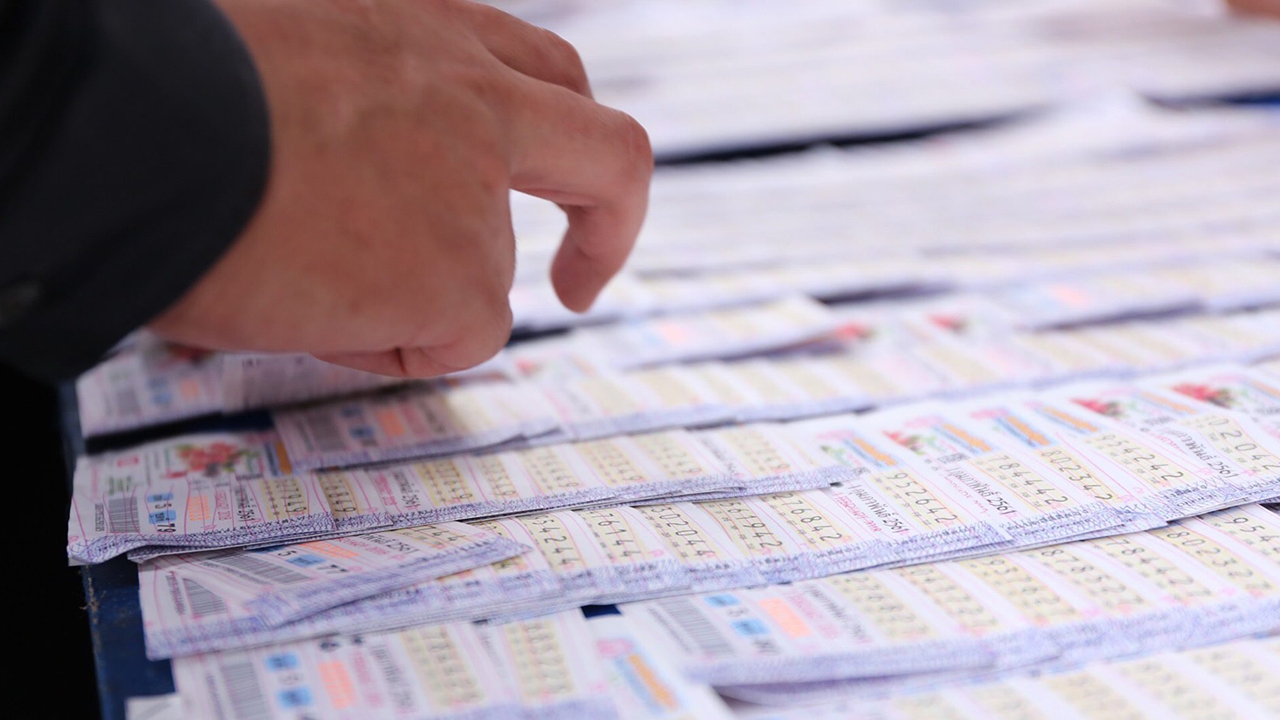 พลิกแผ่นดินค้นหา "เลขดัง 22" คอหวยเดินลุยทุกแผงเกลี้ยงหมดไม่มีเหลือ