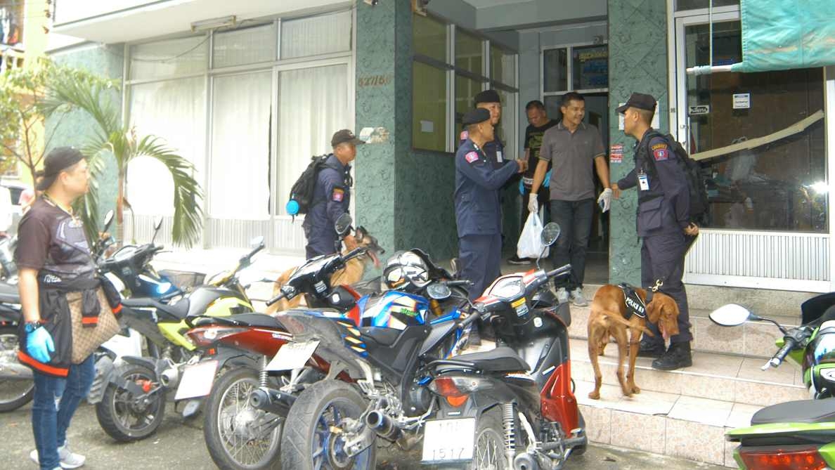 พบซิมการ์ด-กล่องต้องสงสัย แก๊งบึมกรุง พยานชี้ ชาย2คนขอเช่าห้อง 