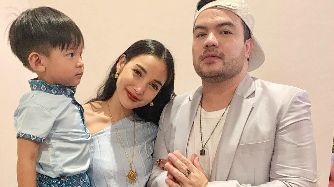 น้องเรซซิ่ง ออกอาการงง แม่แพท-ลุงโอ๊ต ควงแขนถ่ายรูปชุดไทย