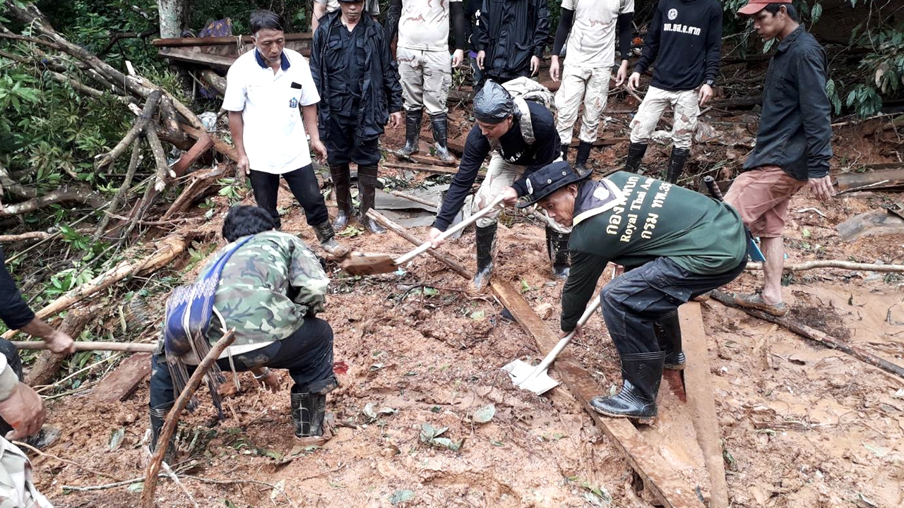 ทีมค้นหาเจอเหยื่อดินโคลนถล่ม บ้านเคาะทีโค๊ะ อ.ท่าสองยาง ศพที่2แล้ว