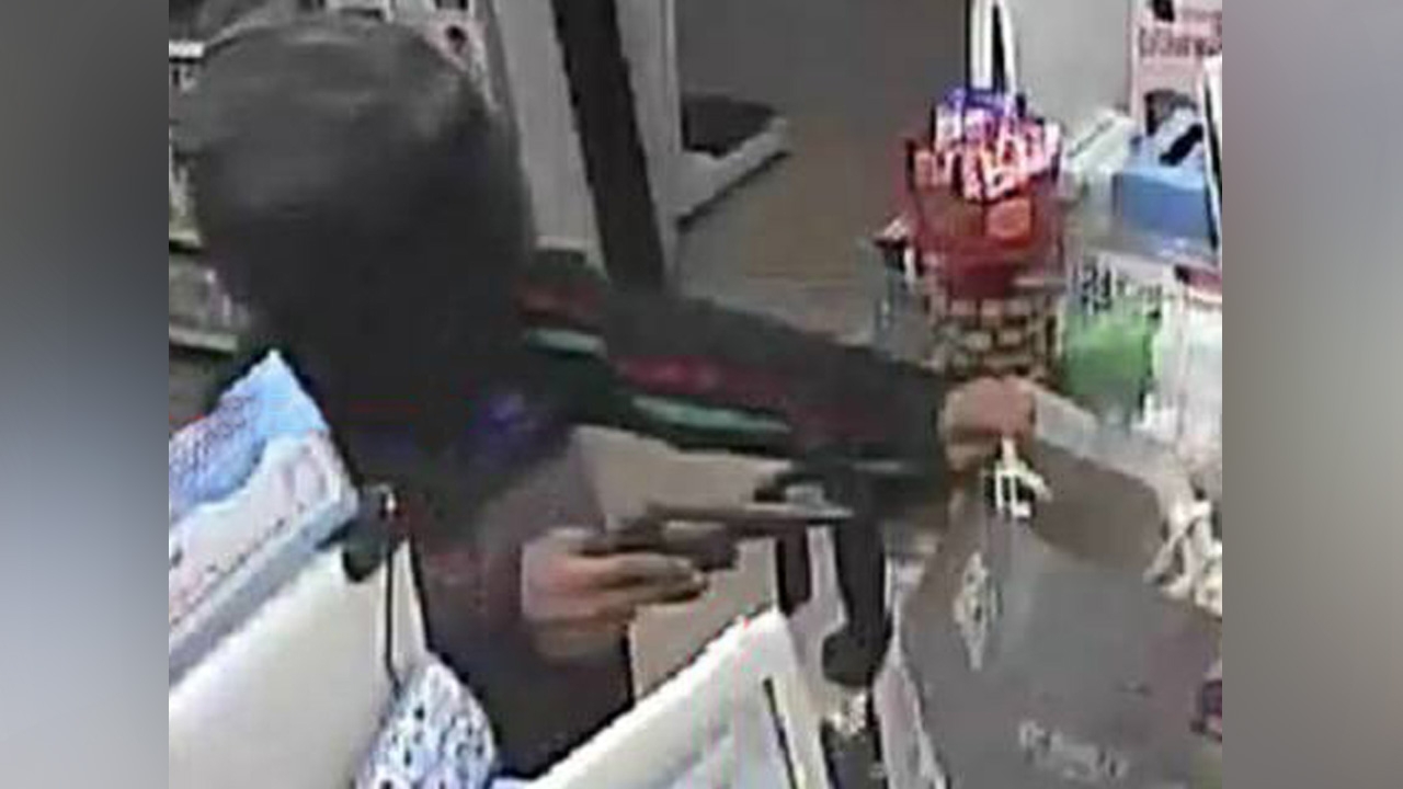 ล่าโจรจี้7-11ศาลเจ้าพ่อเสือ ภาพชัด "สวมรองเท้าแตะ ใช้ปืนลูกโม่"