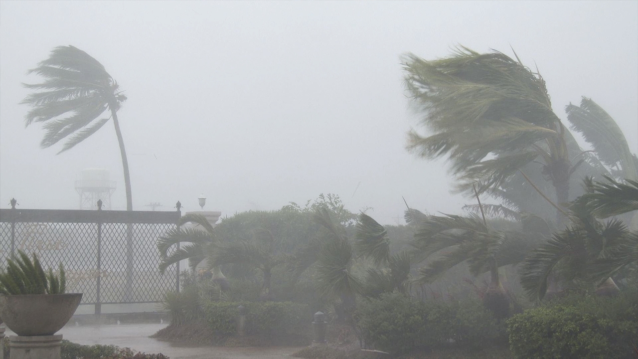 พิษมรสุม "ใต้-ตะวันออก" ฝนหนักต่อเนื่อง เสี่ยงน้ำท่วม กทม.ฝนร้อยละ 60