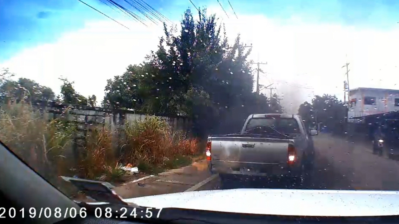 กระบะอีซูซุห้าวเป้งซิ่งปาดหน้ารถสาวโรงงาน เบิร์นยางปล่อยควันดำปารถบุบ 