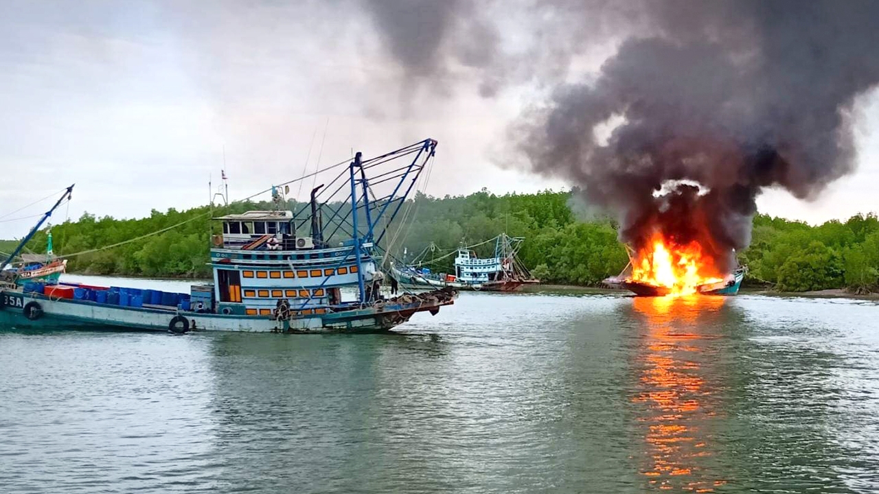 ไฟไหม้เรือลากคันถ่าง ที่ดอนสัก เสียหายทั้งลำ เหตุจากประกายไฟแบตเตอรี่
