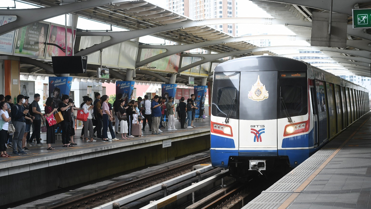 ผู้ว่าฯ กทม.ตรวจสถานีบีทีเอสห้าแยกลาดพร้าว ก่อนเปิดจริง 9 ส.ค.นี้