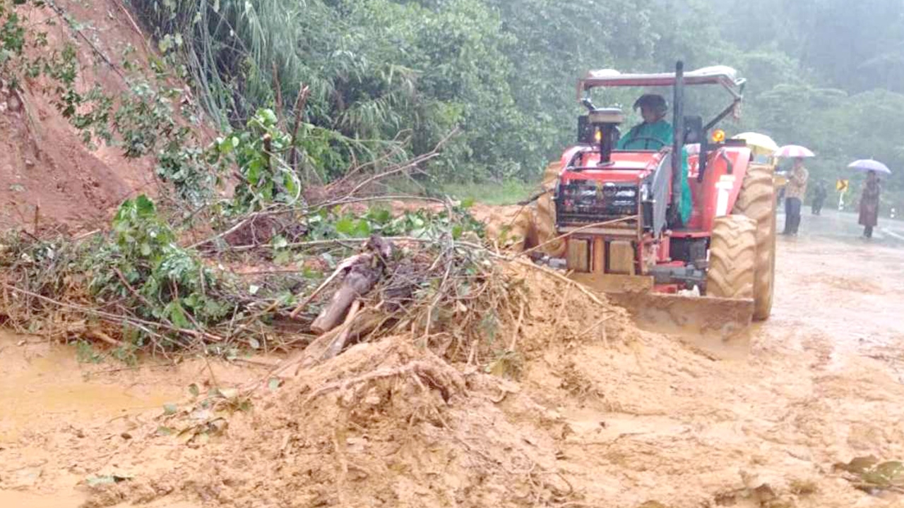 เร่งเปิดทางท่าสองยาง ฝนถล่มดินสไลด์ปิดถนน พบไร่ข้าวโพดราบ