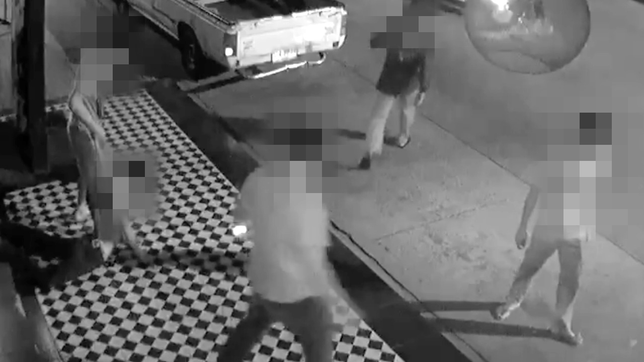 โจ๋บุรีรัมย์โหด รุมทำร้ายหนุ่มจนสลบ ก่อนลากมากระทืบซ้ำ (คลิป)