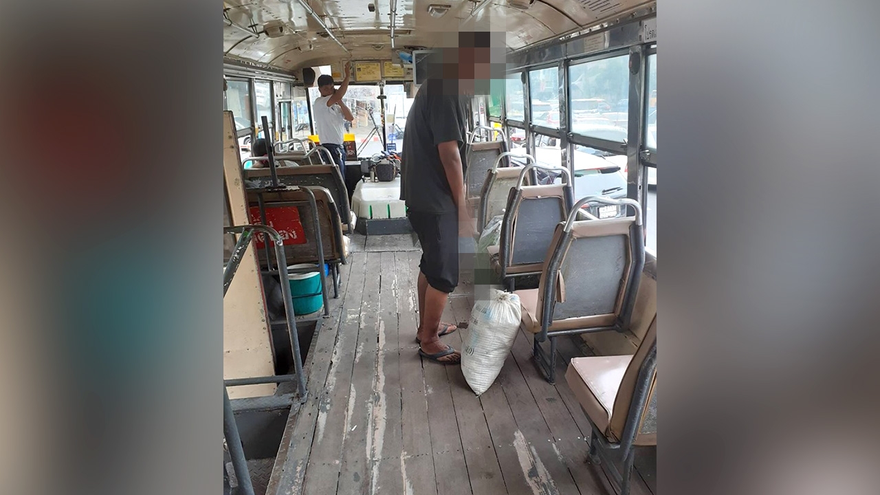 อลม่าน "ชายเร่ร่อน" พังข้าวของ ยืนฉี่บนรถเมล์ คาดมีปัญหาทางจิต