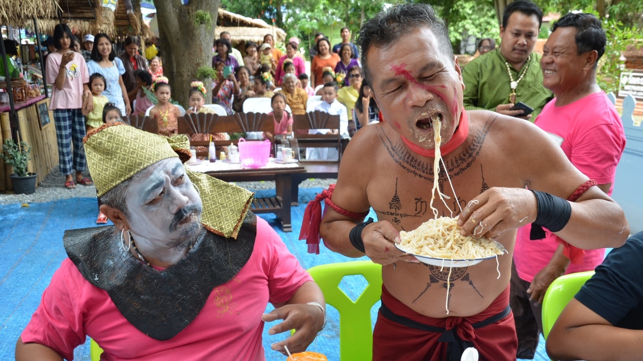 สุดฮาแข่งกินขนมจีนที่ชัยนาท ศึกนักรบโบราณไทยปะทะพม่า แกล้งกันขำกลิ้ง