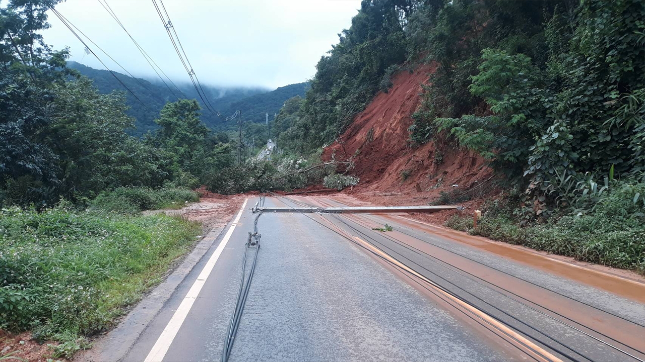 ฝนถล่มแม่ฮ่องสอน แม่ลาน้อยดินถล่ม แม่สะเรียงเสาไฟฟ้าหัก ไฟดับทั้งอำเภอ
