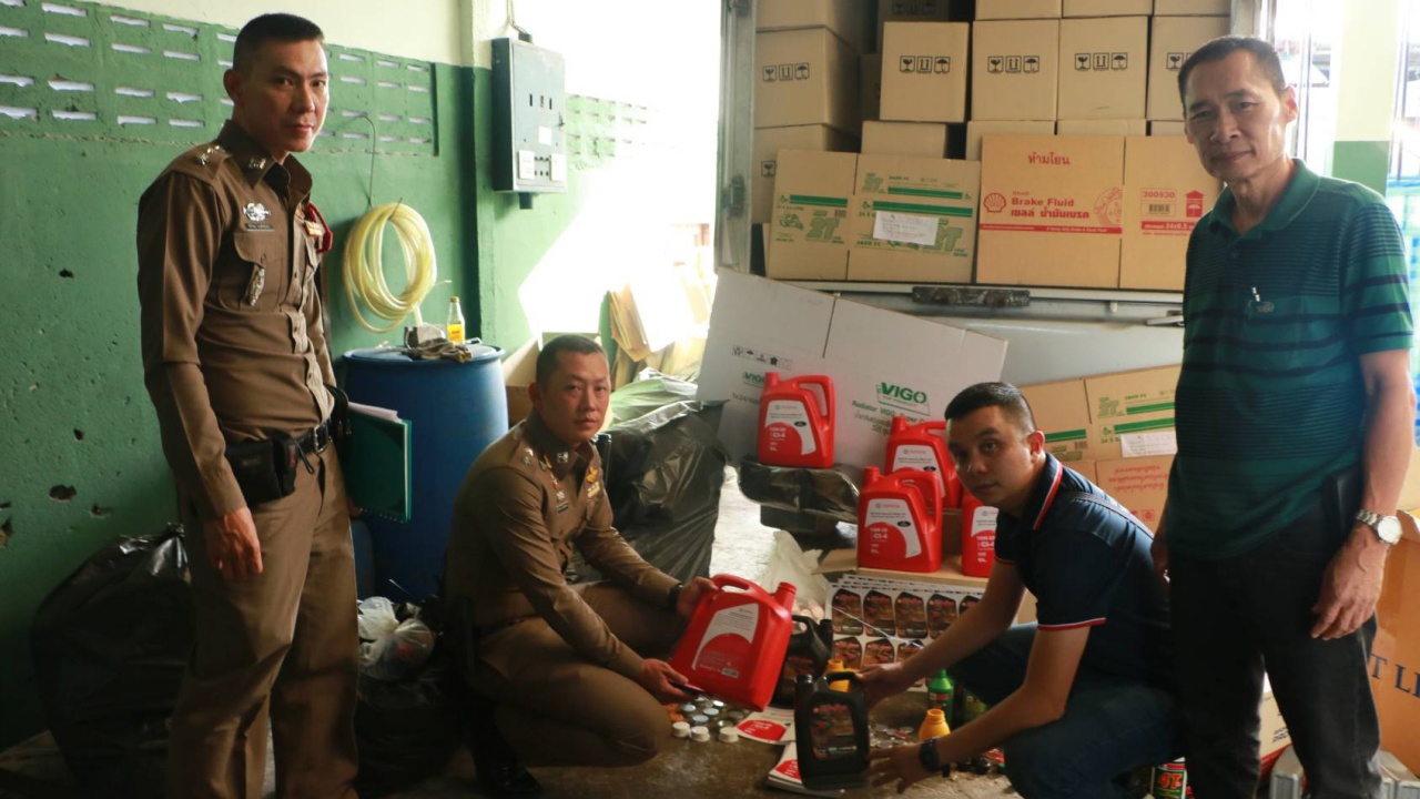 ตำรวจบุกจับโรงงานผลิตน้ำมันหล่อลื่นเถื่อน ยี่ห้อดังย่านบางบอน