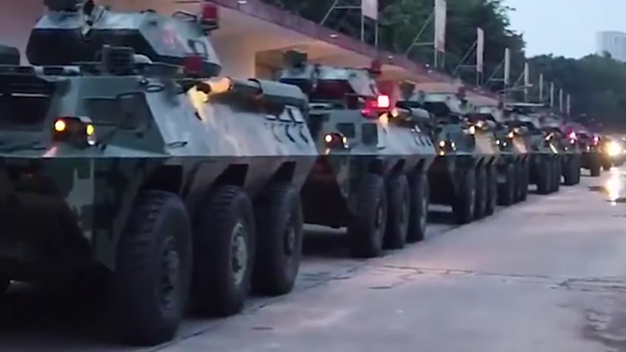  สื่อจีนโชว์คลิปขู่ กองทัพส่งยานหุ้มเกราะไปเซินเจิ้น พร้อมลุยม็อบฮ่องกง