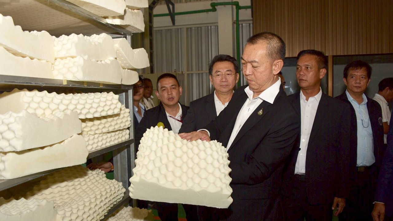 "เฉลิมชัย"เยี่ยมชมการแปรรูปยางพารา หวังสร้างมูลค่าเพิ่ม ช่วยชาวสวนยาง