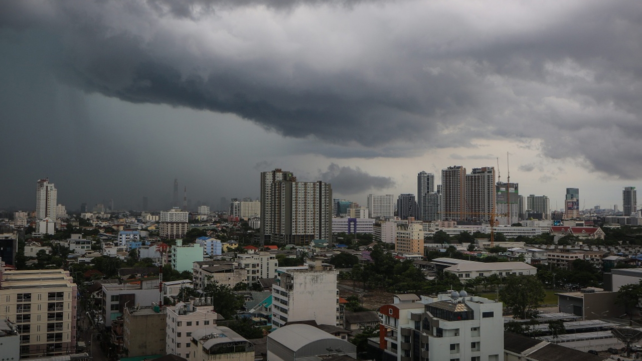 ไทยตอนบนมีฝนต่อเนื่อง ระวังน้ำท่วม-น้ำป่า ส่วนภาคใต้ฝนน้อย