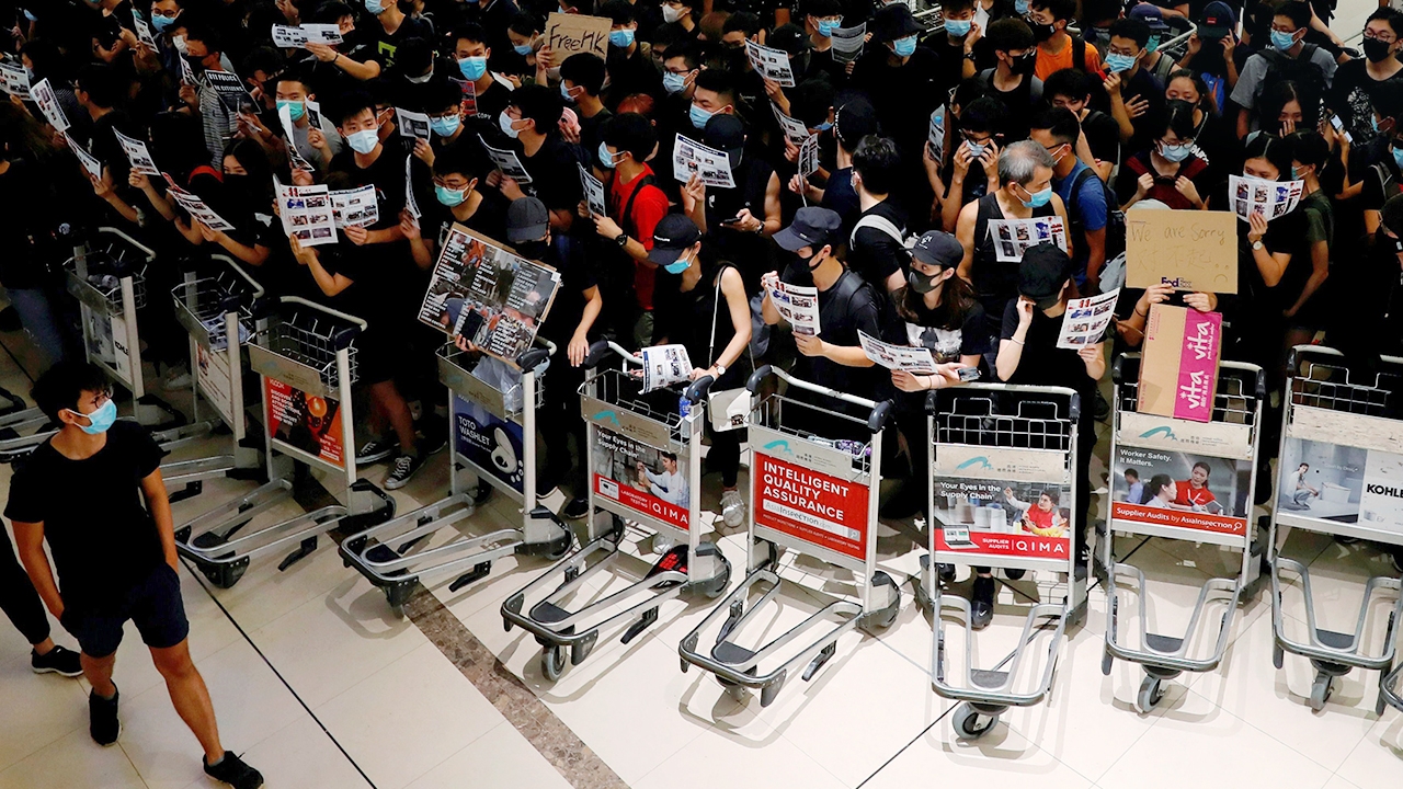 แห่แชร์คลิป อ้างสาวไทยโวยม็อบ "ฮ่องกง" สนามบินเปิดให้บริการตามปกติแล้ว 
