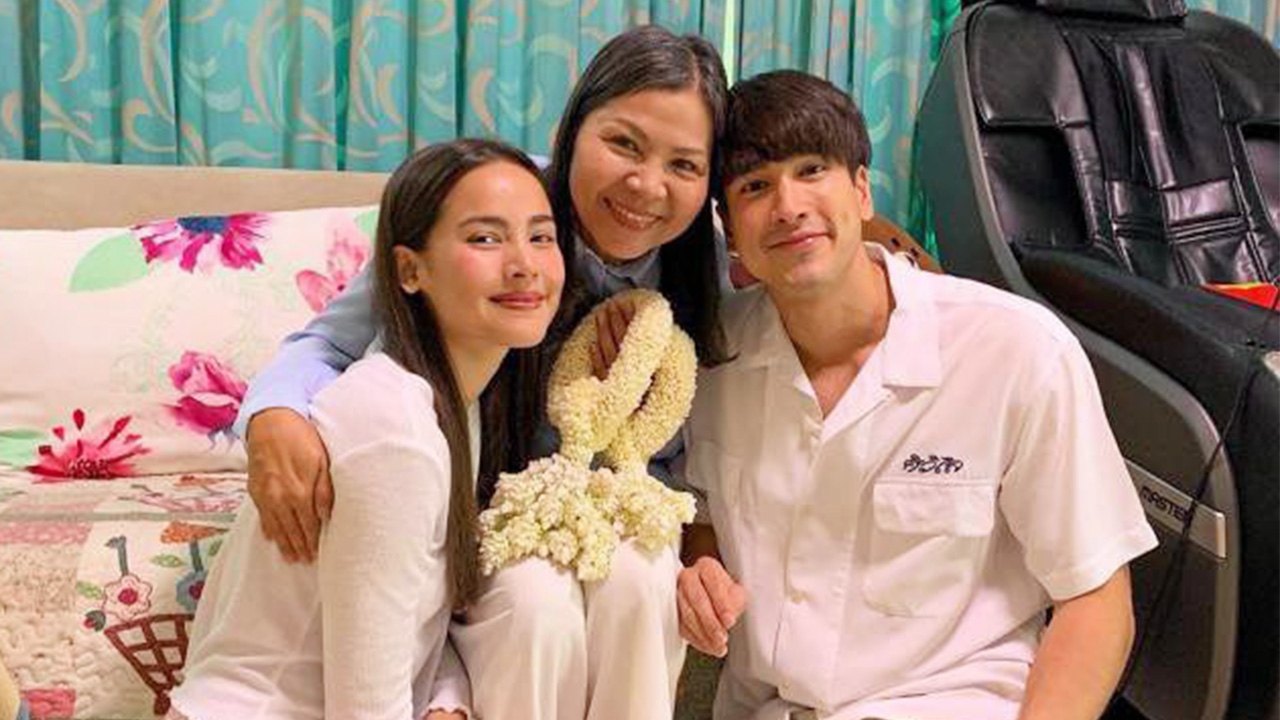 วันแม่ปีนี้น่าอิจฉาสุดก็แม่แก้ว เพราะได้มาลัยทั้งจากลูกชายและว่าที่ลูกสะใภ้ ญาญ่า