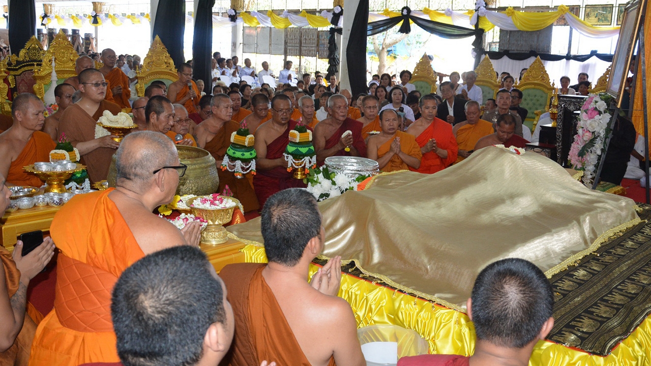 ลูกศิษย์แบกหีบศพพระครูเจ้าคณะ อ.ชุมแพ 3กม. ญาติโยมรอรับแน่นวัดแจ้งสว่างนอก