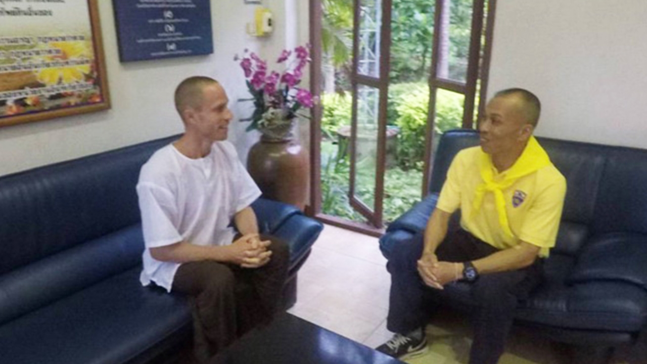 "จูเลียน" ย่องลงดอยสับขาหลอก พบ ตม.แม่สะเรียงก่อนวันนัด หวังหลบสื่อ