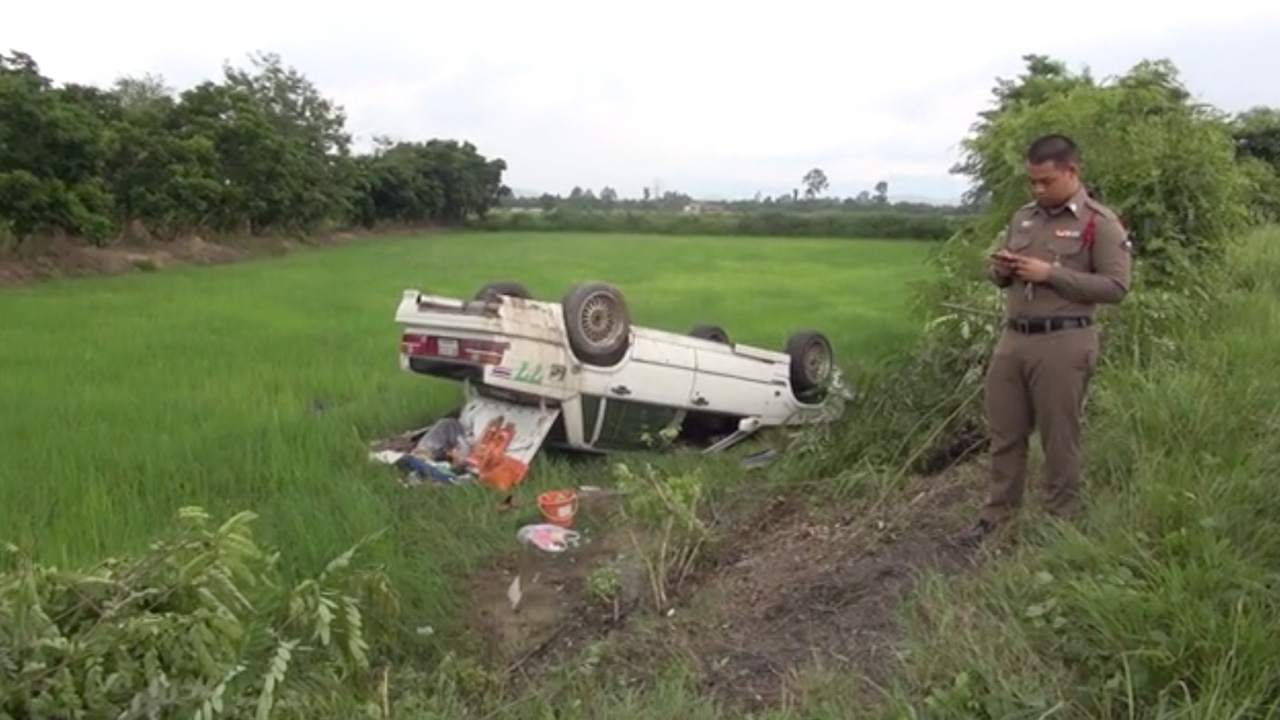 หลวงพี่ขับรถกลับวัด ไล่แมลงวันตัวเดียว เก๋งตกข้างทางพลิกคว่ำพังเลย 
