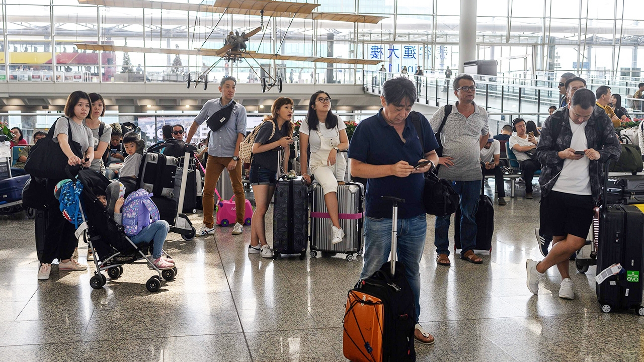 สนามบินฮ่องกง กลับมาเปิดให้บริการตามปกติ คนไทยเร่ิมทยอยกลับประเทศ