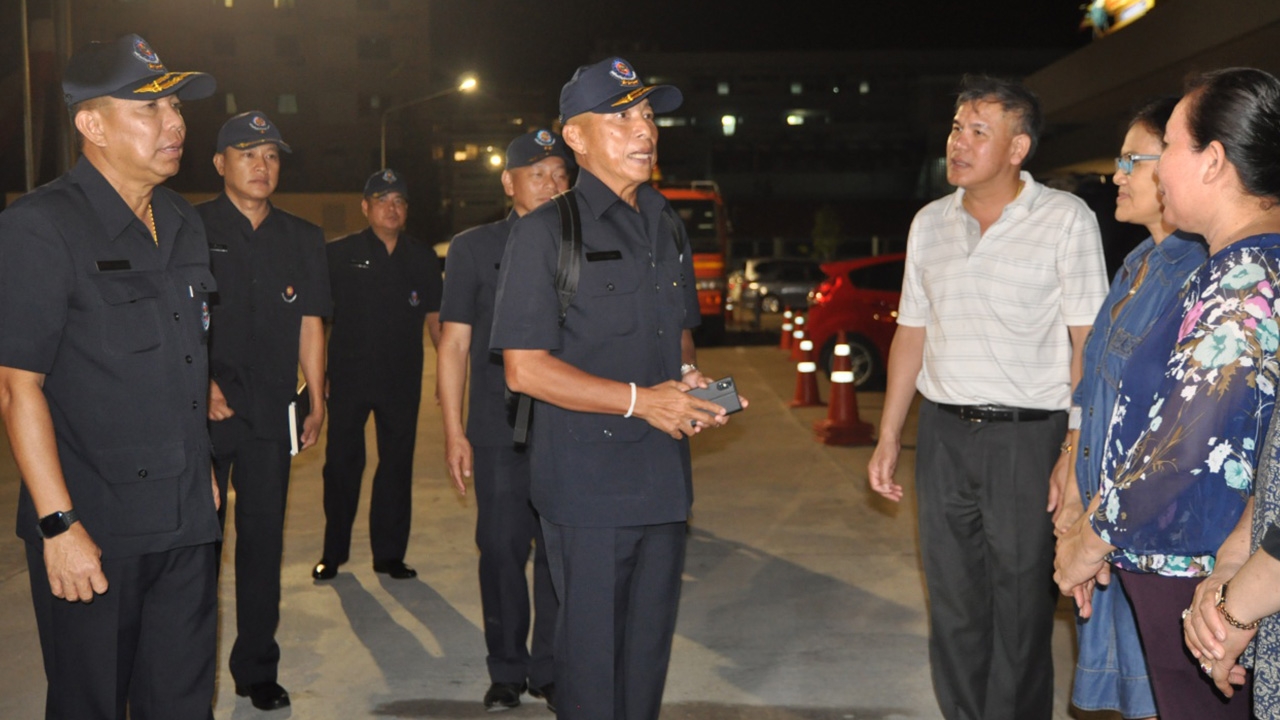 "บิ๊กเจอร์รี่" นำทหารพัฒนาขุดเจาะบ่อบาดาล เติมน้ำ รพ.สุรินทร์ ตลอดคืน