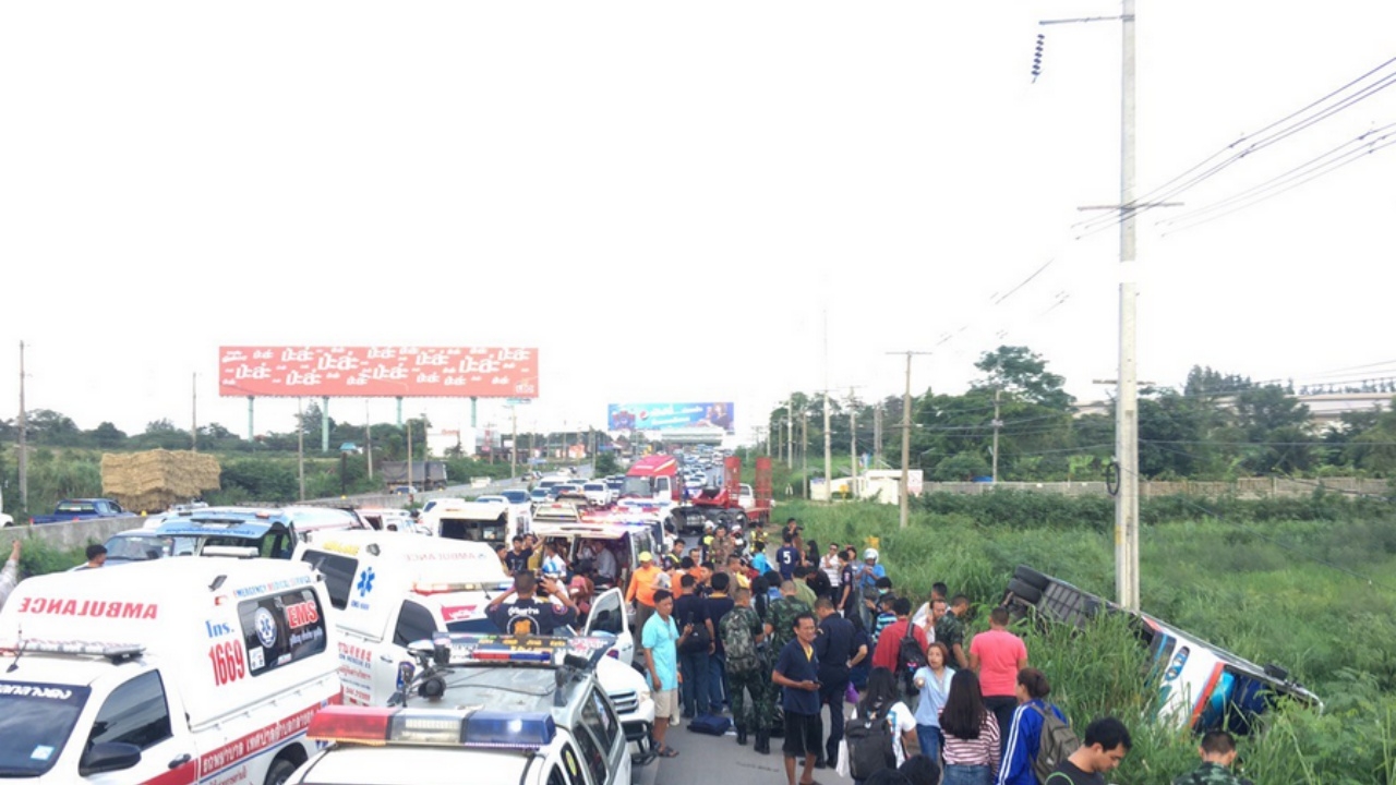 รถทัวร์โคราช เข้ากรุง ไถลพลิกตะแคงข้างทาง เจ็บระนาว รถติดหนึบ