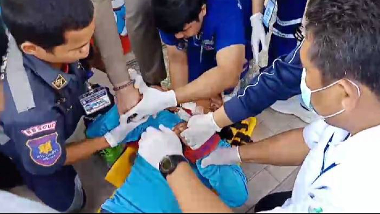 หนุ่มใหญ่เมืองชล พิการและป่วยทางจิต คว้ามีดปักคอบาดเจ็บหน้าสะดวกซื้อ