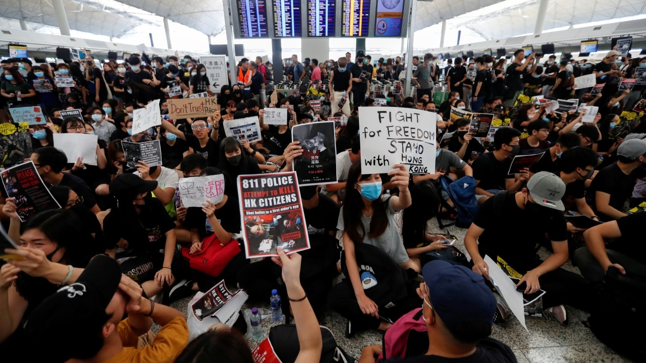 ฮ่องกงเล็งเปิดสนามบินเช้าวันอังคาร คาเธ่ย์ฯเตือนพนง.ร่วมชุมนุมเจอไล่ออก