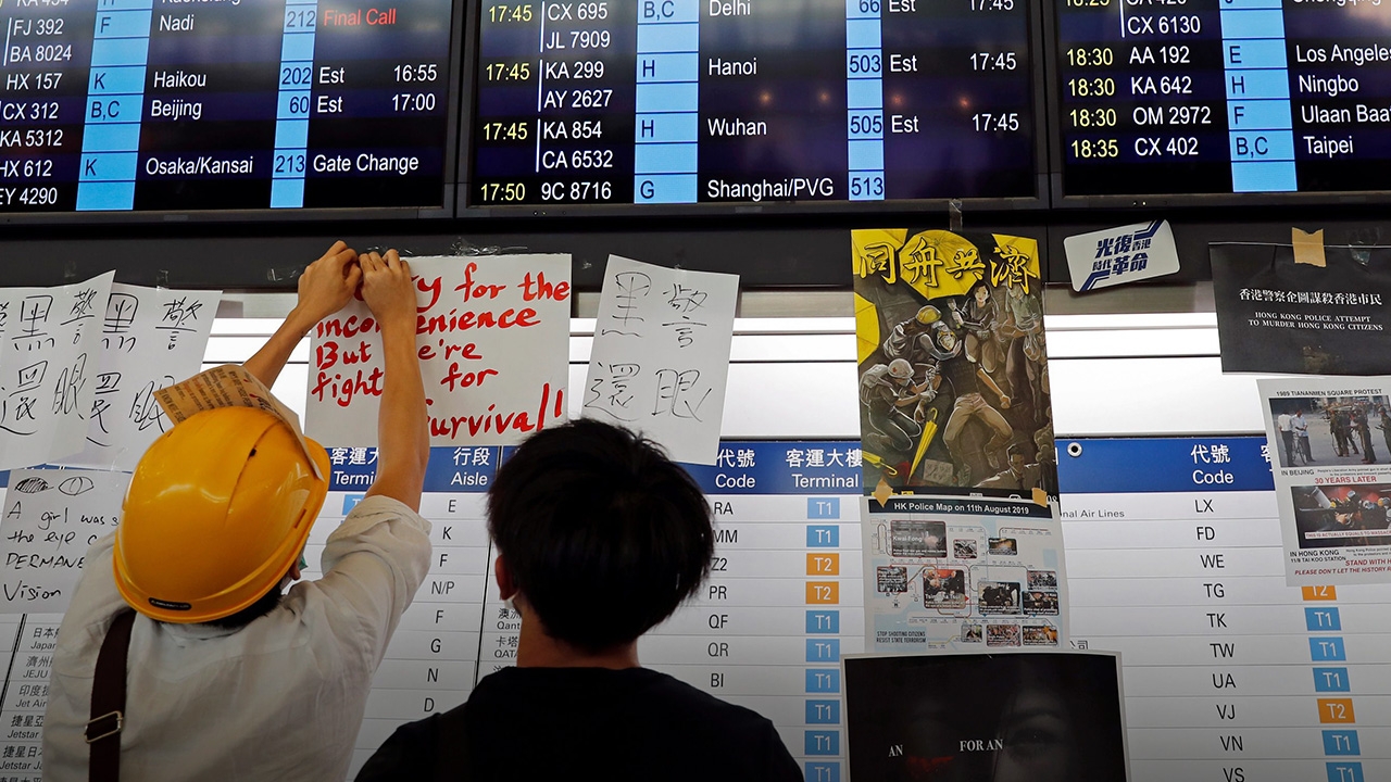 ยกเลิกเที่ยวบินเข้า-ออก "ฮ่องกง" ทุกสายการบิน หลังคนชุมนุมแน่นเช็กล้าบก็อก