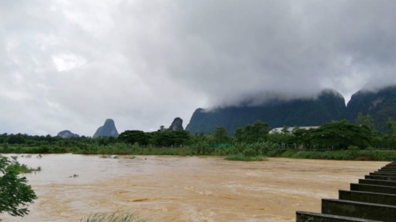 ฝนถล่มหนัก แม่น้ำพังงาขุ่นไหลเชี่ยว เริ่มล้นฝายกั้น เตือนรับมือน้ำท่วม