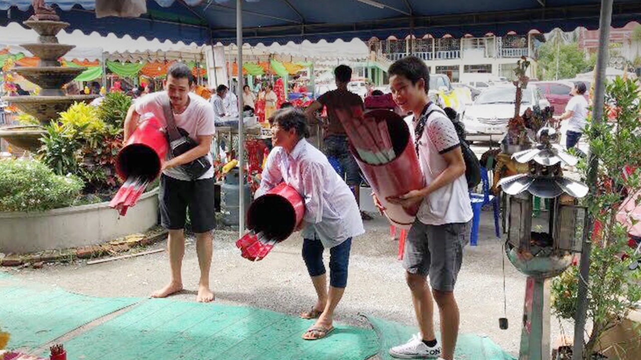 คนแน่นวัดไผ่แขก เขย่าเซียมซีขอเลขเด็ดกับพ่อขุนช้างมหาเศรษฐีเมืองสุพรรณฯ