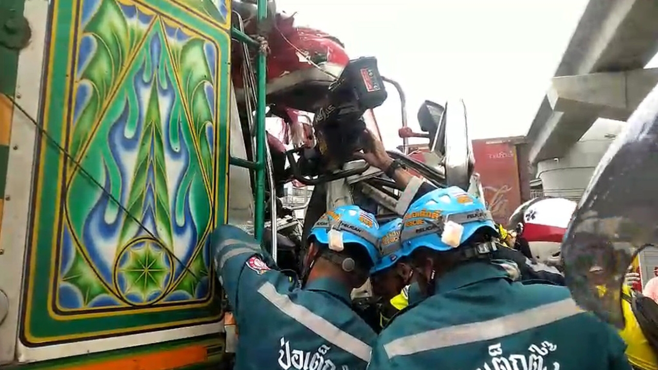 ยักษ์ชนยักษ์ พ่วง 22 ล้อซัดท้ายรถเทรลเลอร์ คนขับติดคาซาก ขาเกือบขาด