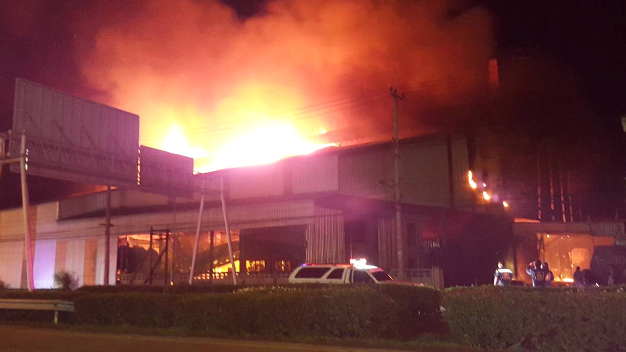 ตู้อบข้าวเปลือกระเบิด ทำโรงสีข้าวดังสุพรรณฯไหม้ เสียหาย 100 ล้าน