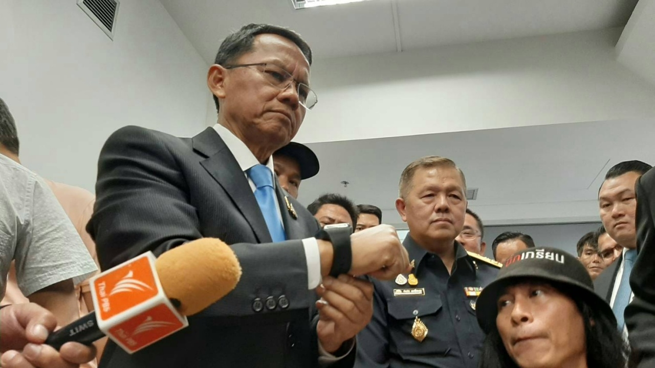 สมศักดิ์ พาสื่อบุกพิสูจน์ กำไล EM ผงะ น้ำยาล้างจานก็ถอดได้ ตั้ง กก.สอบ