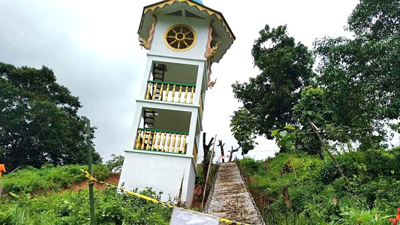 ฮือฮาหอระฆังวัด เอนคล้ายปิซ่า เตือนอย่าเข้าไปถ่ายรูป อาจพังทับ 