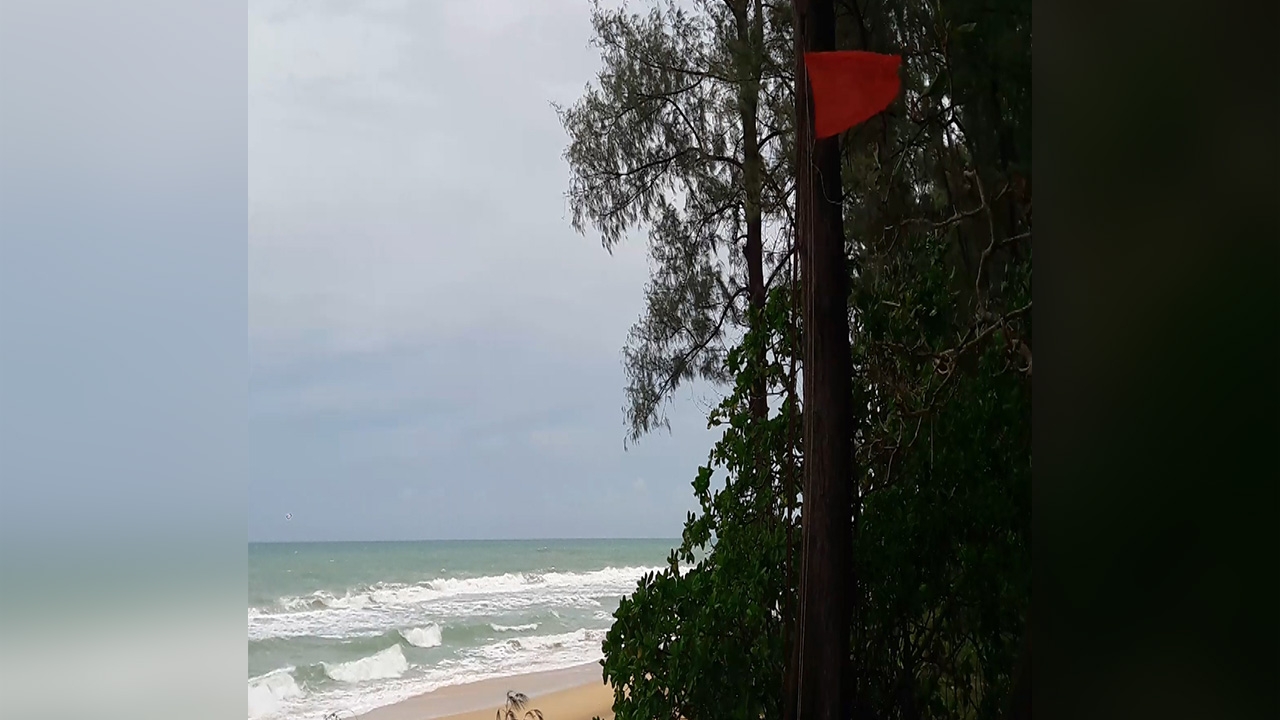 อช.เขาลำปี-หาดท้ายเหมือง ปักธงแดงห้ามเล่นน้ำ หลังคลื่นสูงกว่า 3 เมตร