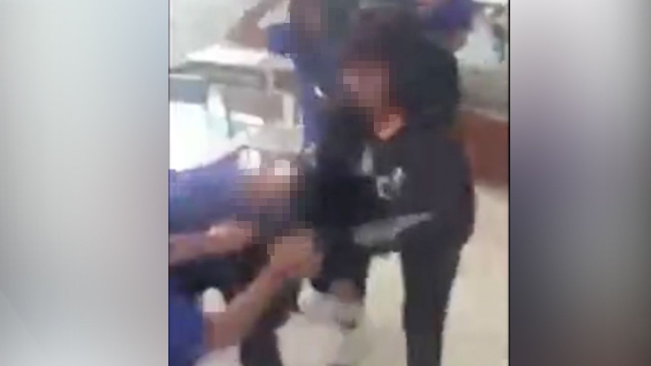 แชร์ว่อน นร.หญิง ม.2 พาพวกรุมตบเพื่อน เหตุหึงแฟนหนุ่มปันใจเพื่อนวัยใส