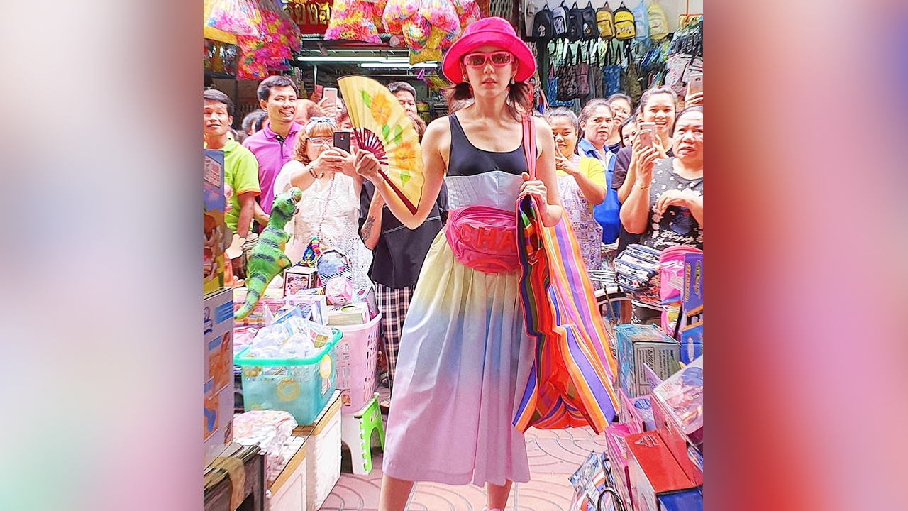 สายแฟยืนหนึ่ง! ชมพู่ อารยา เฉิดฉายในชุดเดินสำเพ็ง